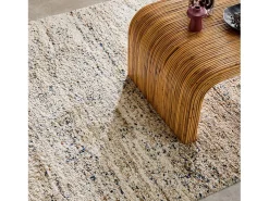 Alfombra interior con patrón moteado crema