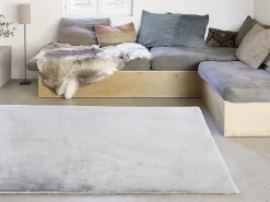 Alfombra shaggy efecto piel BUNNY - 100% poliéster - 150 x 200 cm - Gris