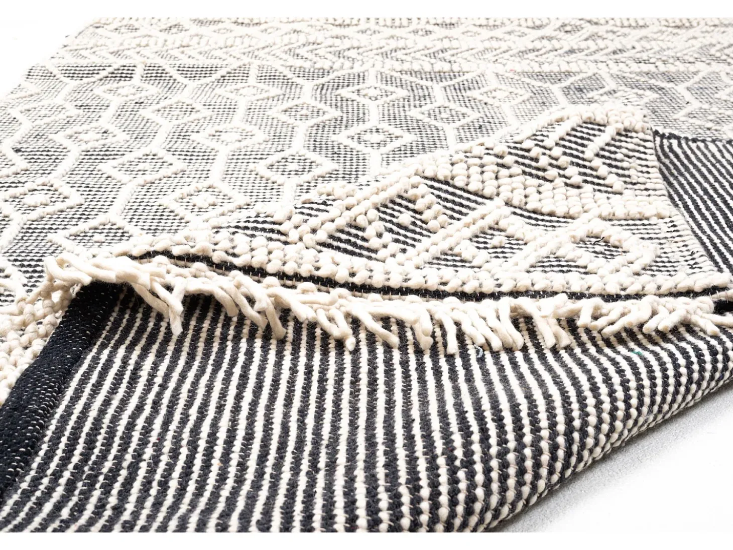 Alfombra tejida a mano con diseño étnico 140x200 cm Gris Colored Macrame