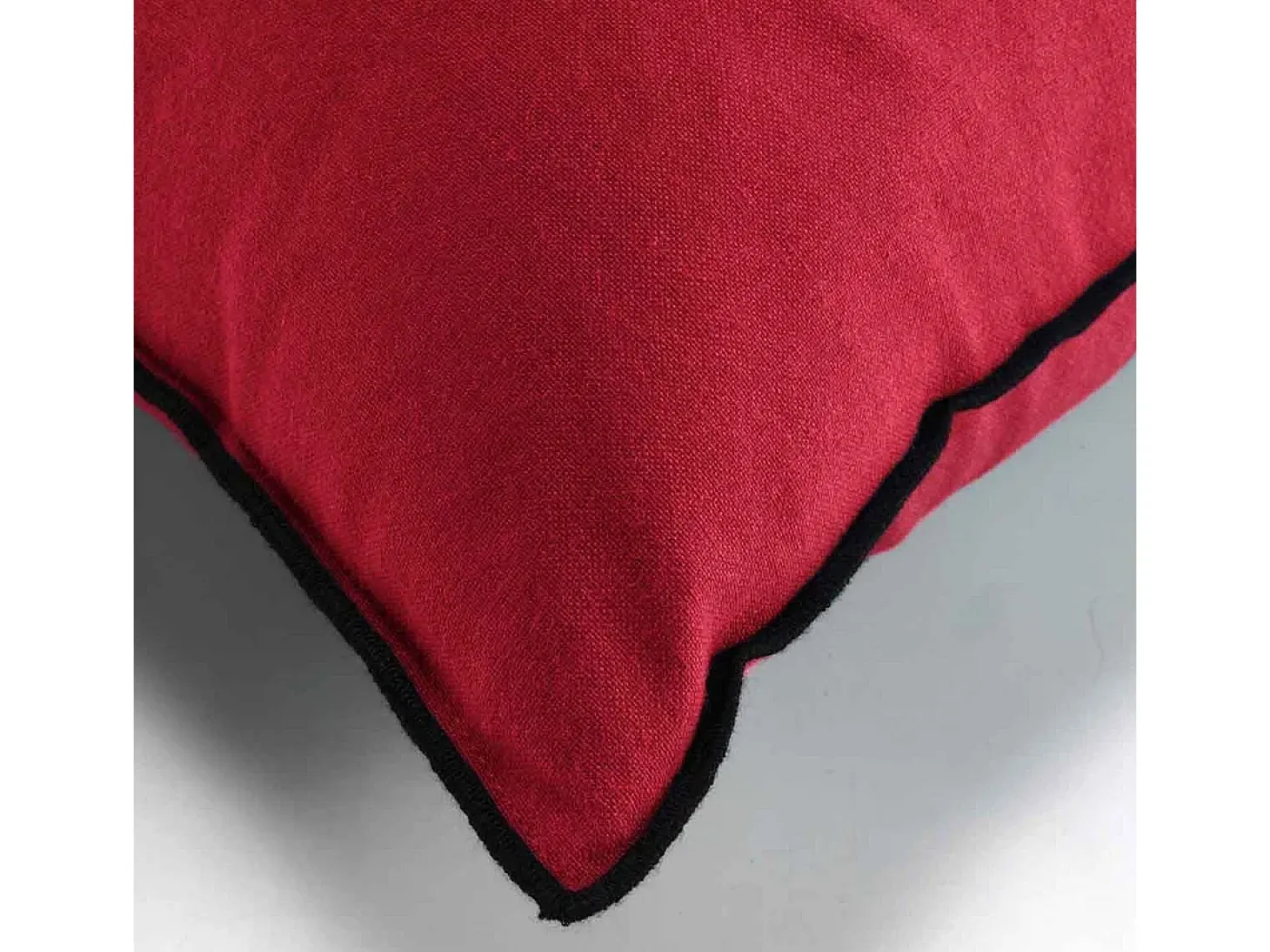 Cojín con overlock de algodón reciclado
