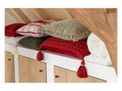 Cojín rectangular de ganchillo con flecos de acrílico rojo, 58 x 39 cm.