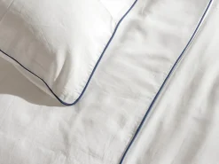 Conjunto de cama en percal 80 hilos/ cm² - Funda 240 x 260 cm + 2 fundas de almohada - Blanco y azul- AGAMI