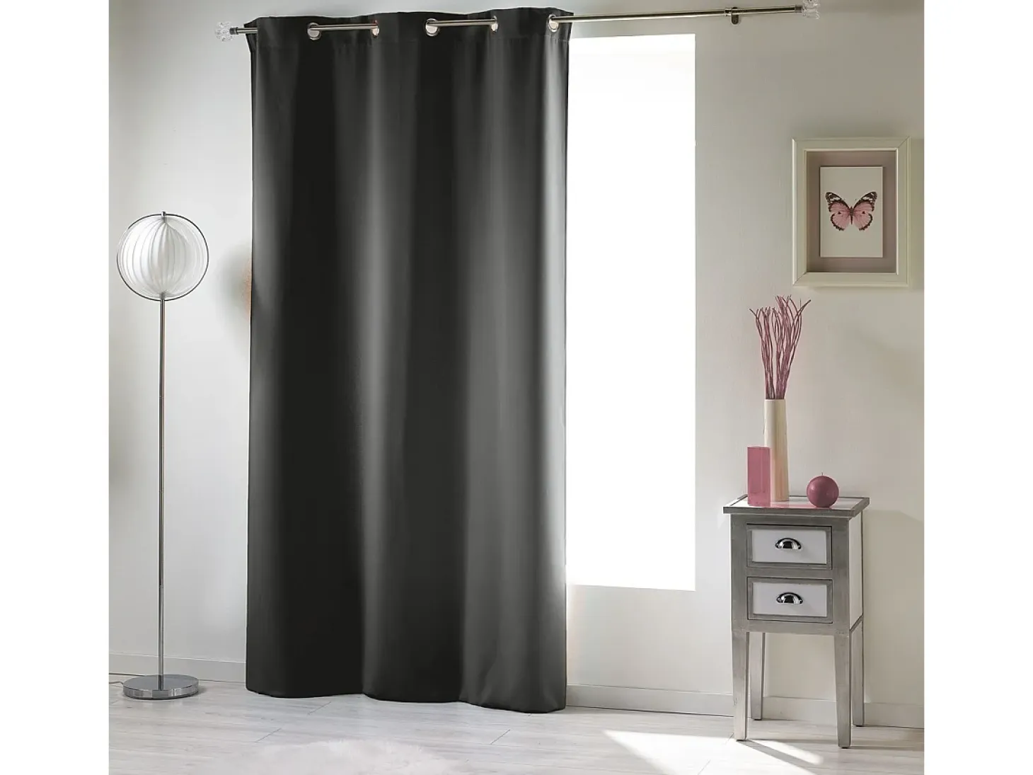 Cortina opaca lisa con ollaos 135 x 240 cm