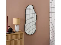 Espejo de metal negro con forma orgánica decorativo de pared negro