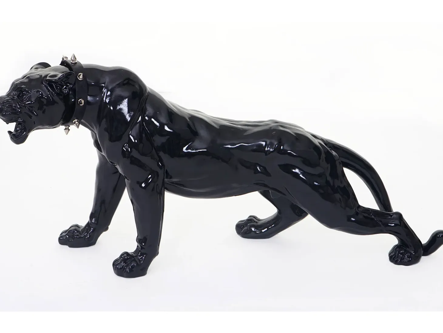 Figurita decorativa pantera con collar, negro alto brillo con collar