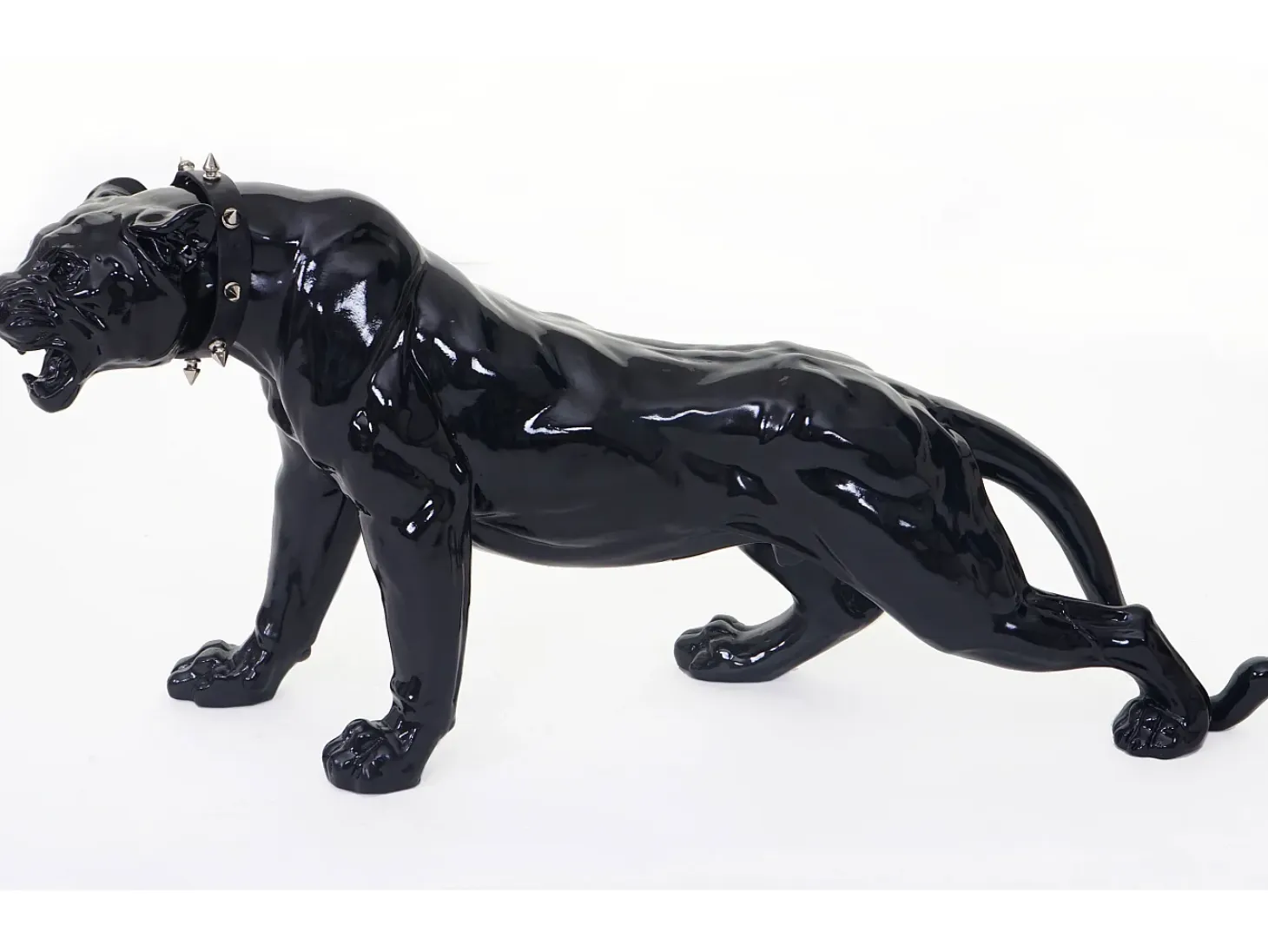 Figurita decorativa pantera con collar, negro alto brillo con collar