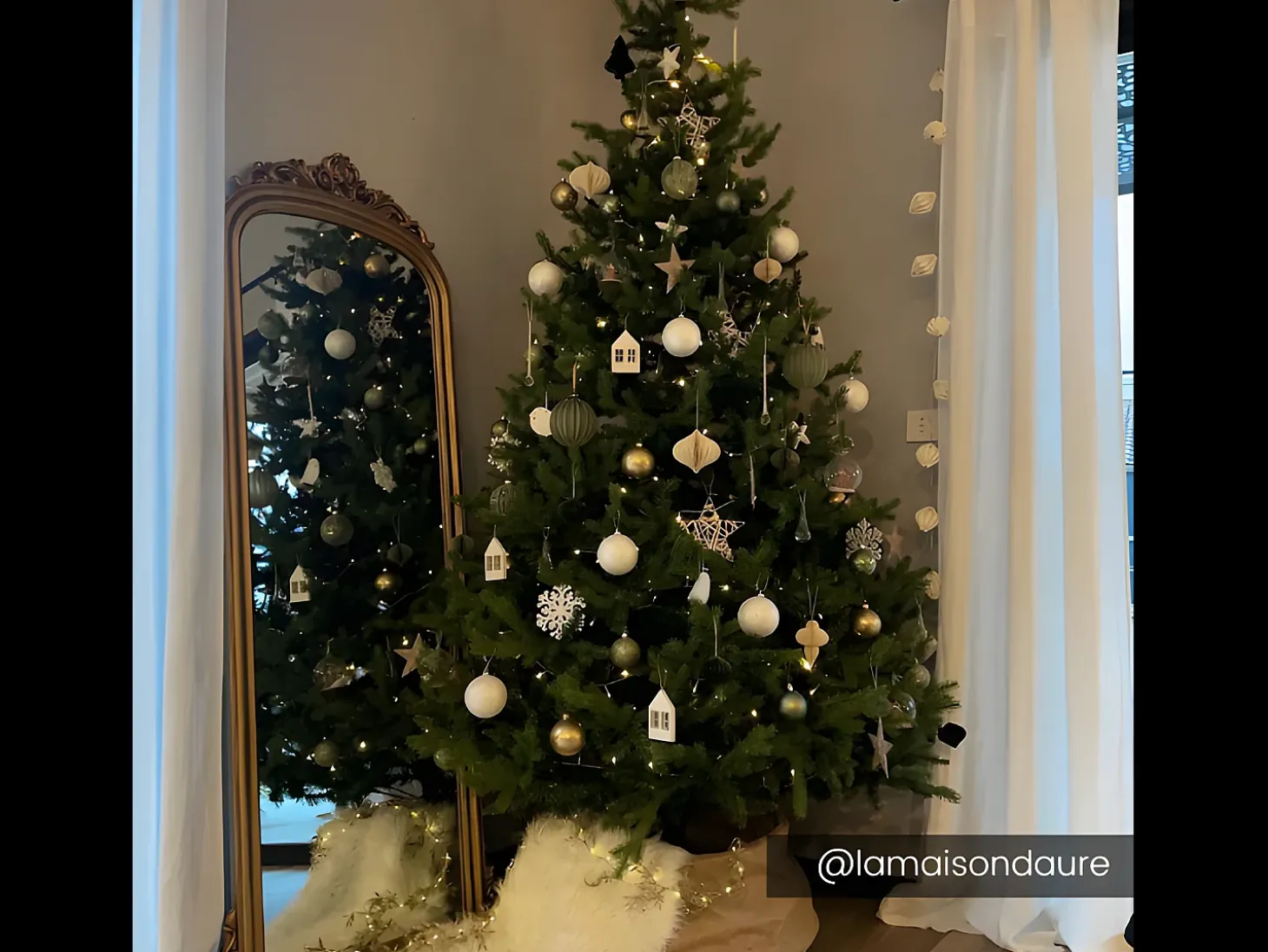Gran espejo de madera de paulownia con molduras, H.180 cm, Dorado, MERRY
