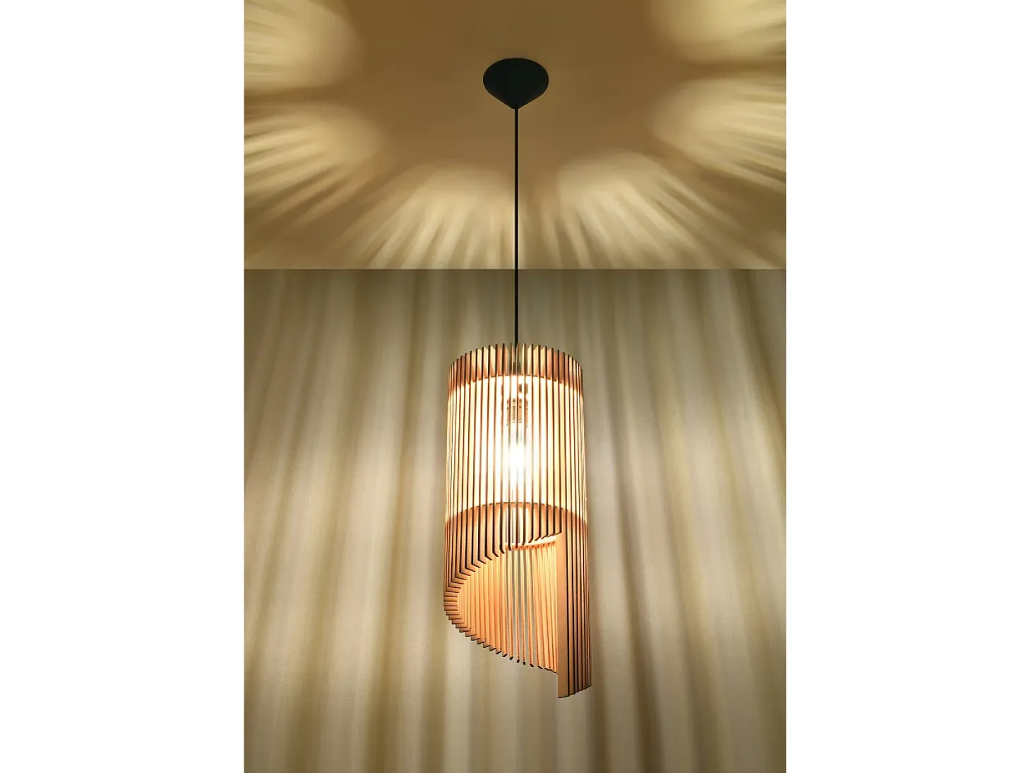 Lampada a sospensione in filo di legno naturale E27 Lámpara colgante con marco de alambre Madera natural E27