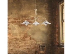 Lámpara de araña Bistrot en hierro lacado marfil y decoraciones. Efecto decapé con difusores cerámicos d. 30 blanco y marrón 3 luces 115 Ø80