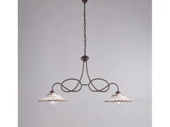 Lámpara de araña Bistrot en hierro lacado en negro y decoraciones. Efecto óxido con difusores cerámicos d. 30 blanco y marrón 2 luces L. 98 X 30