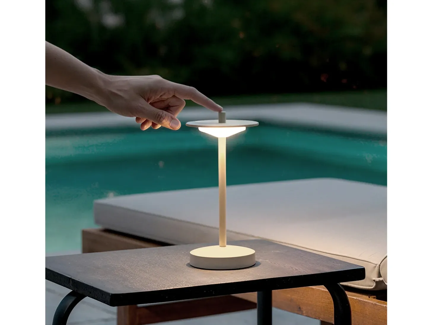 Lámpara de Mesa LED Portátil para Exterior Metal con Batería Recargable Estepona Beige
