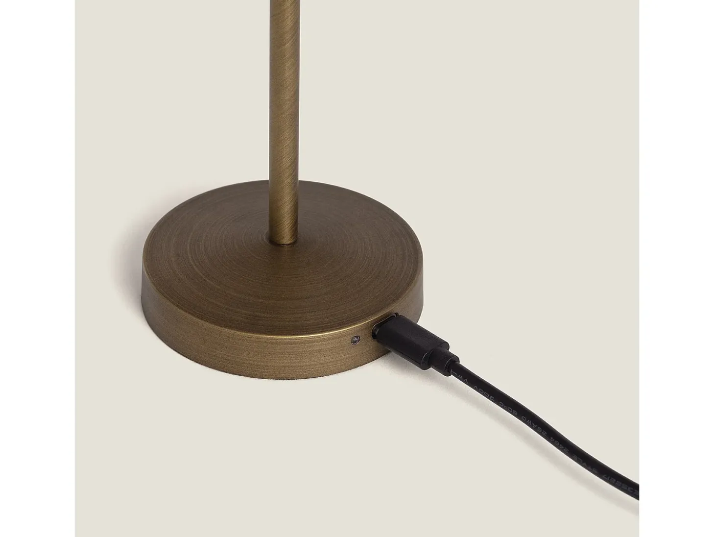 Lámpara de Mesa LED Portátil para Exterior Metal con Batería Recargable Pirinoa Latón