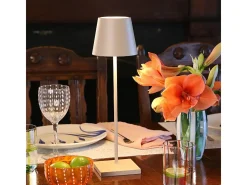 Lámpara de mesa LED recargable y regulable Poldina Pro Sand con batería de hasta 12 horas