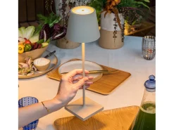 Lámpara de mesa LED recargable y regulable Poldina Pro Sand con duración de batería de hasta 12 horas.
