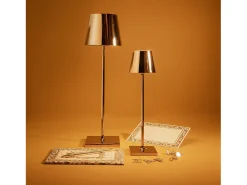 Lámpara de mesa LED Zafferano Poldina Pro Glossy Gold, recargable y regulable, con duración de batería de hasta 12 horas.