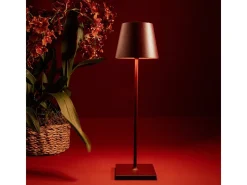 Lámpara de mesa LED Zafferano Poldina Pro Bordeaux, recargable y regulable, con una duración de batería de hasta 12 horas. Apta para exteriores, IP65.