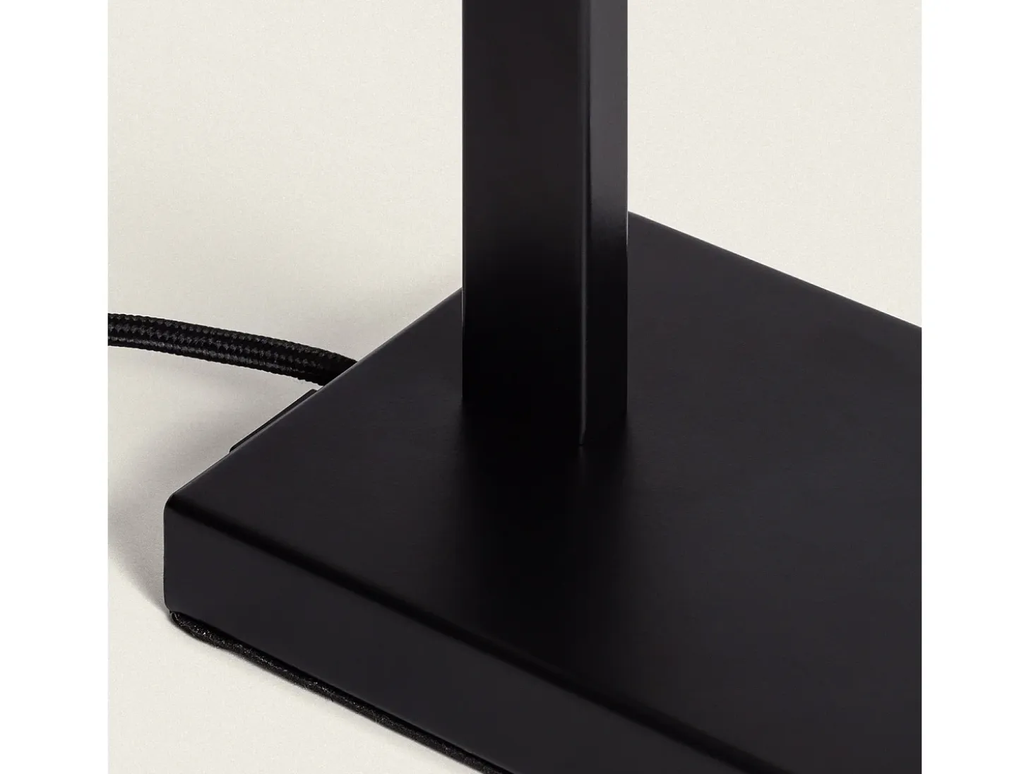 Lámpara de Mesa Metal y Tela con Puerto USB e Interruptor Táctil Malena Negro