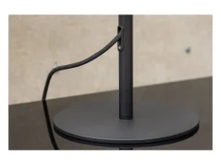 Lámpara de mesa Moris para exterior color negro.