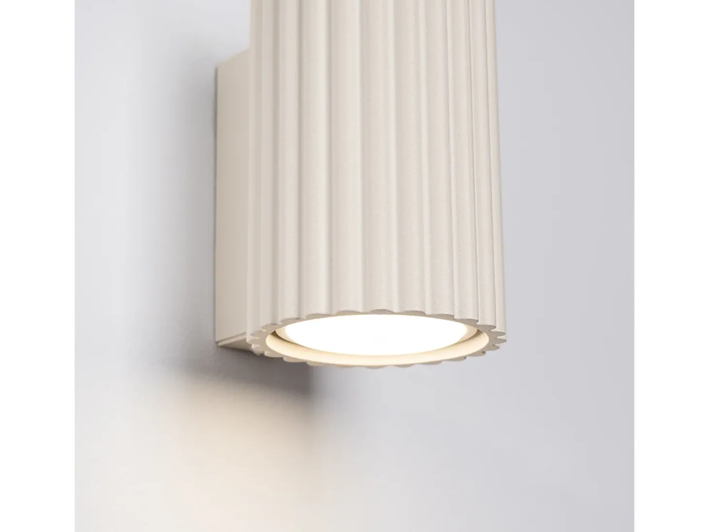 Lámpara De Pared Karbon Minimalista De Aluminio - 1 Fuentes Luminosas - L.6,5 X A.10 Cm - Beige