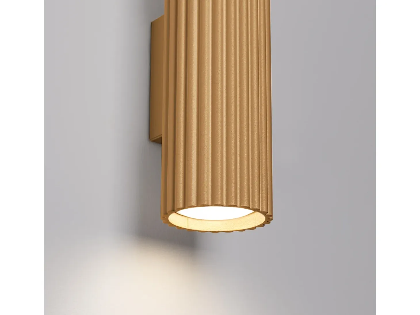Lámpara De Pared Karbon Minimalista De Aluminio - 2 Fuentes Luminosas - L.6,5 X A.30 Cm - Dorado