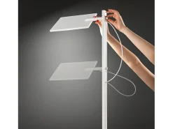 Lámpara de pie LED blanca 24W 2160lm, regulable en altura y dirección, con pedal y CCT