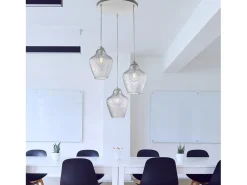 Maya Suspensión en hierro lacado blanco con cables eléctricos orientables y difusores de cristal soplado transparente con decoración gofrada 3 luces