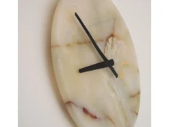 Reloj de pared redondo tallado a mano en ónix