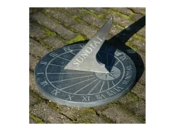 Reloj de sol en esquisto